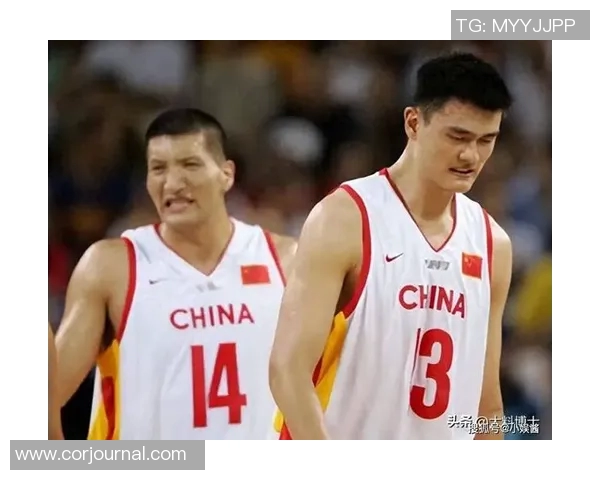 姚明肩负重任背负队友梦想在篮球赛场上奋勇向前