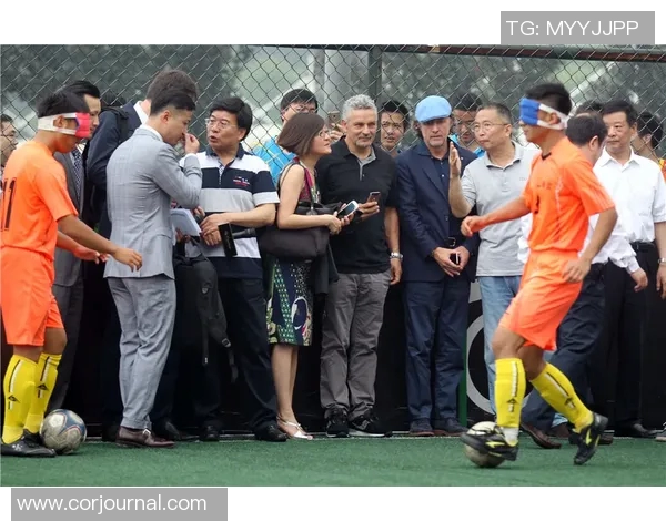 足球明星亲临探访残疾球迷传递温暖与希望的感人故事